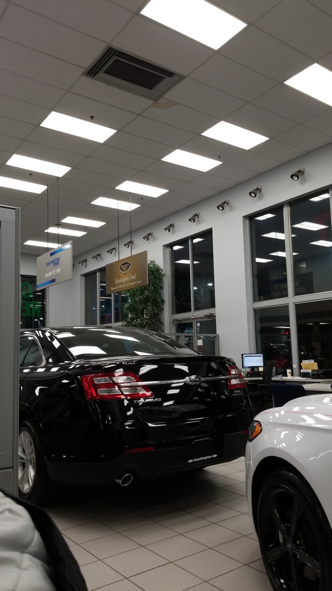 Serra Ford Rochester Hills photo 3