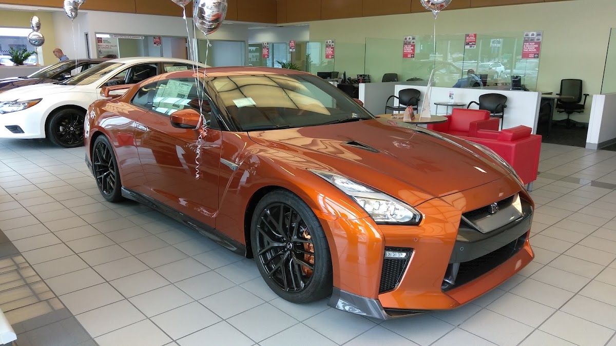 Crown Nissan St Petersburg photo 4